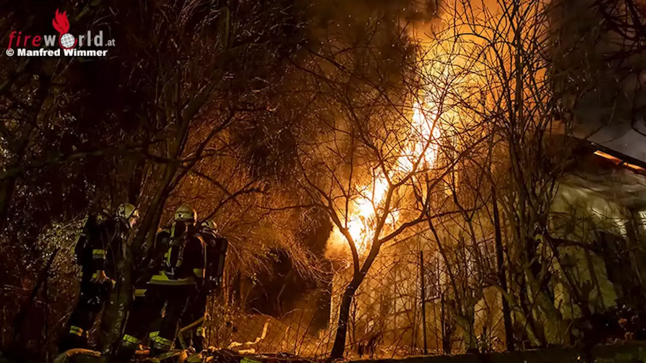 Nö: Schwierige Bedingungen bei nächtlichem Dachstuhlbrand in Weißenkirchen im Bezirk Krems
