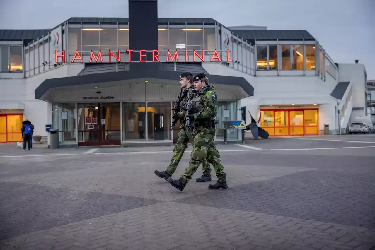 Suécia envia tanques e militares armados para ilha do Báltico devido a ameaça russa - SIC Notícias