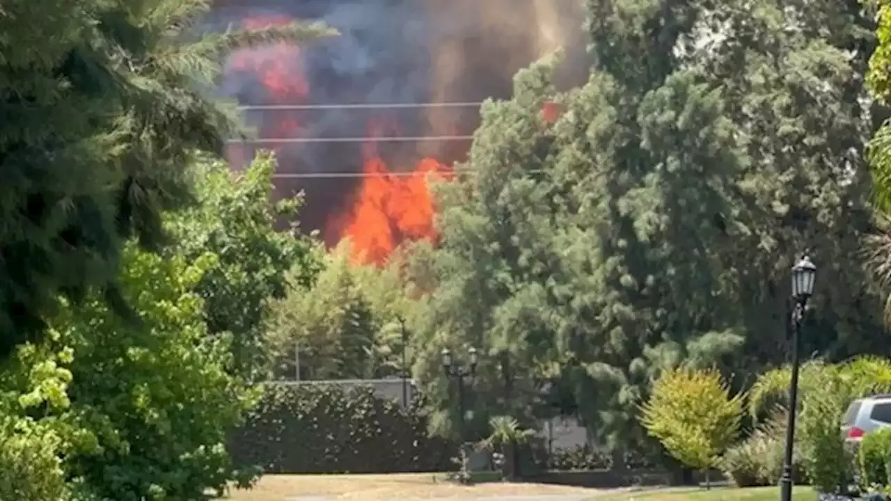 Video: un incendio de pastizales amenazó a las casas de un country en Canning