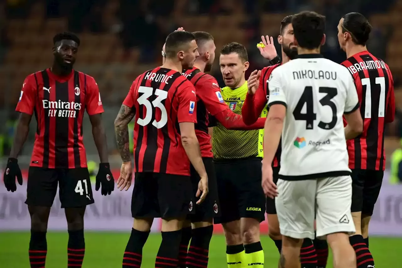 L'arbitro Serra "sgambetta" il Milan: errore clamoroso sul gol di Messias