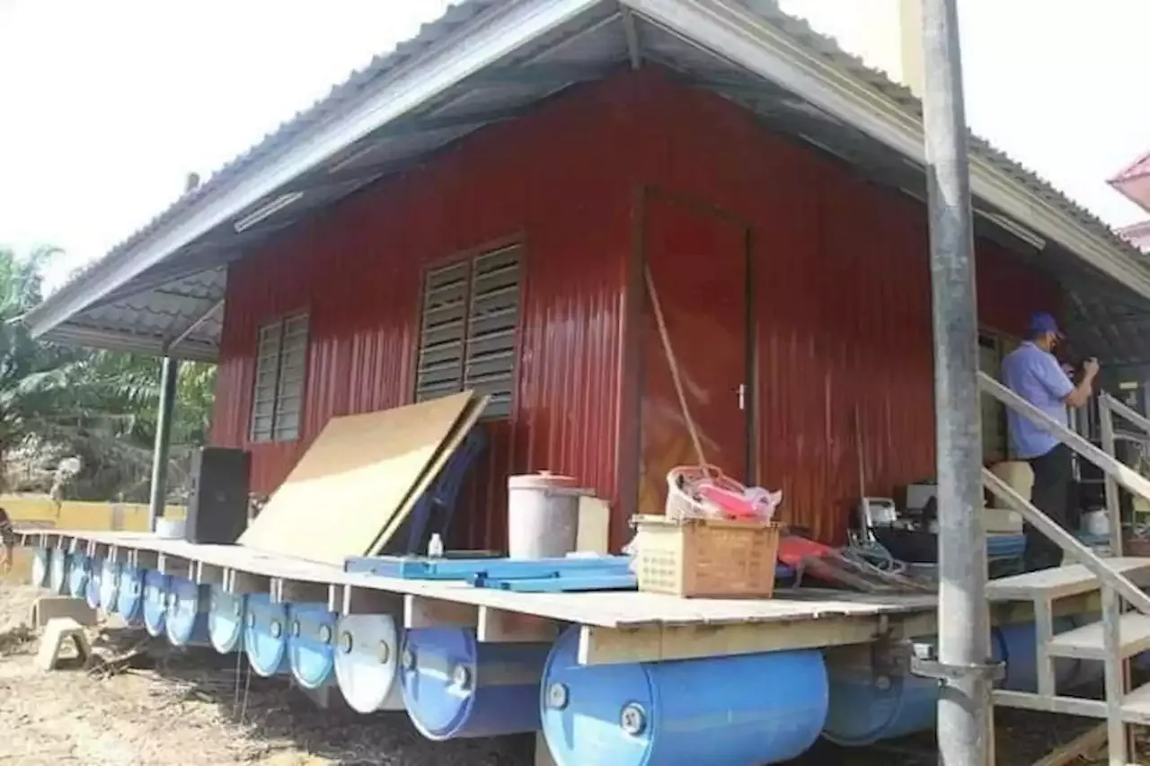 Penduduk Kampung Kuala Triang perlu 15 buah rumah rakit