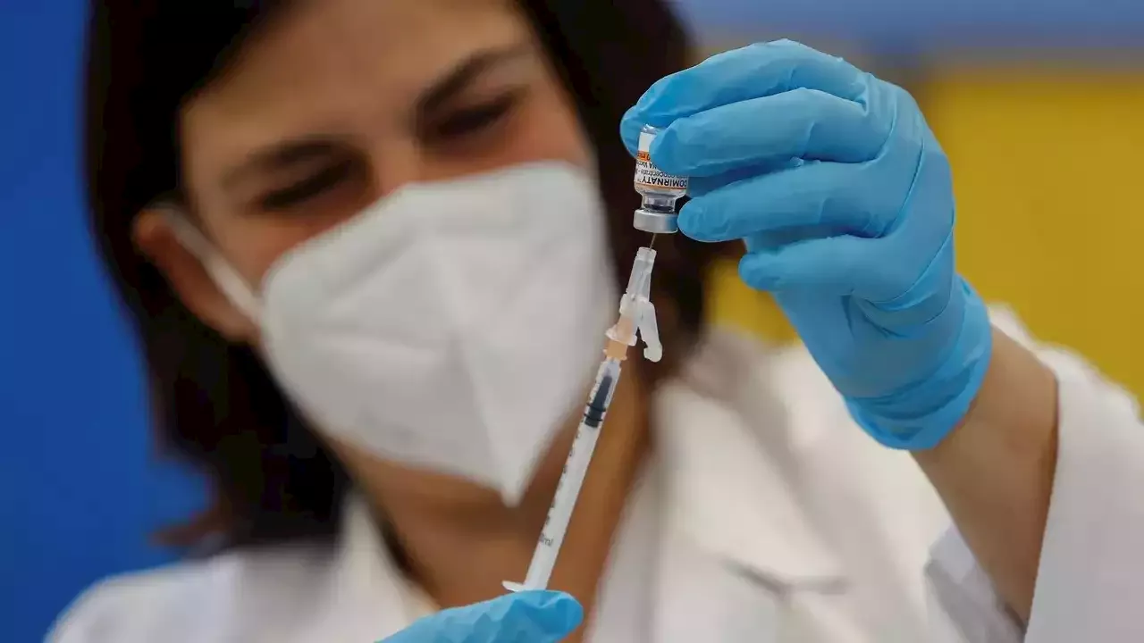 La tercera dosis de la vacuna incrementa diez veces su eficacia contra la variante ómicron