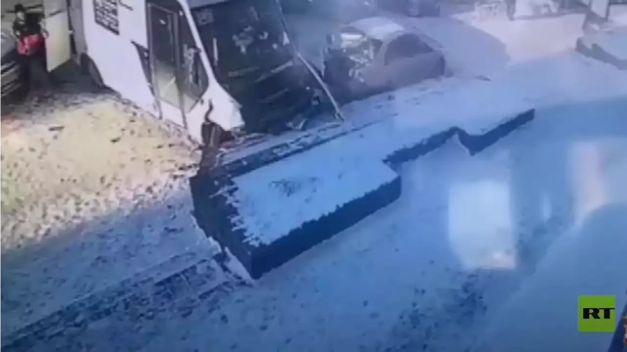 سائق روسي يفقد السيطرة على حافلة ركاب إثر إصابته بنوبة مفاجئة