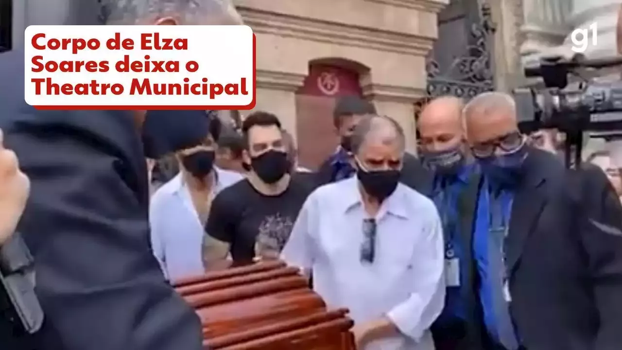 Corpo de Elza Soares deixa o Theatro Municipal