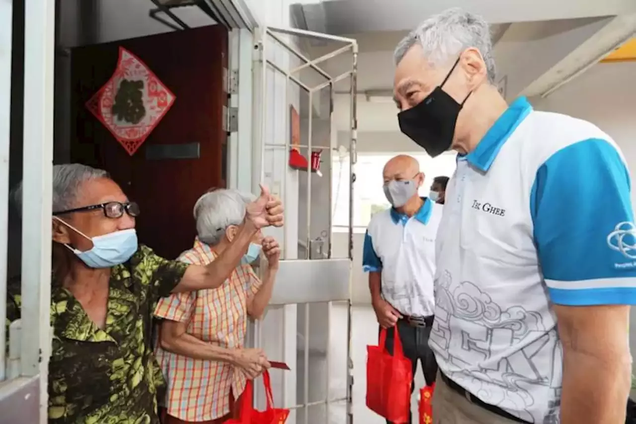 PM Lee visits residents in Ang Mo Kio to deliver red packets, gifts ahead of CNY