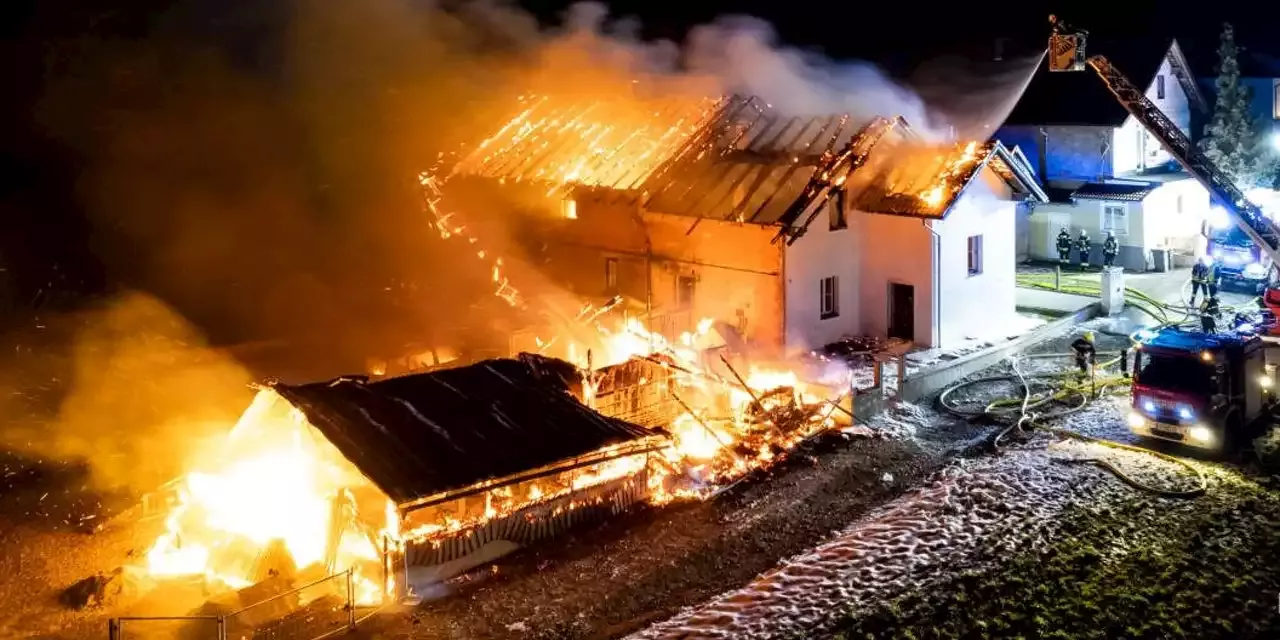 Wohnhaus geht in Flammen auf, wird völlig zerstört