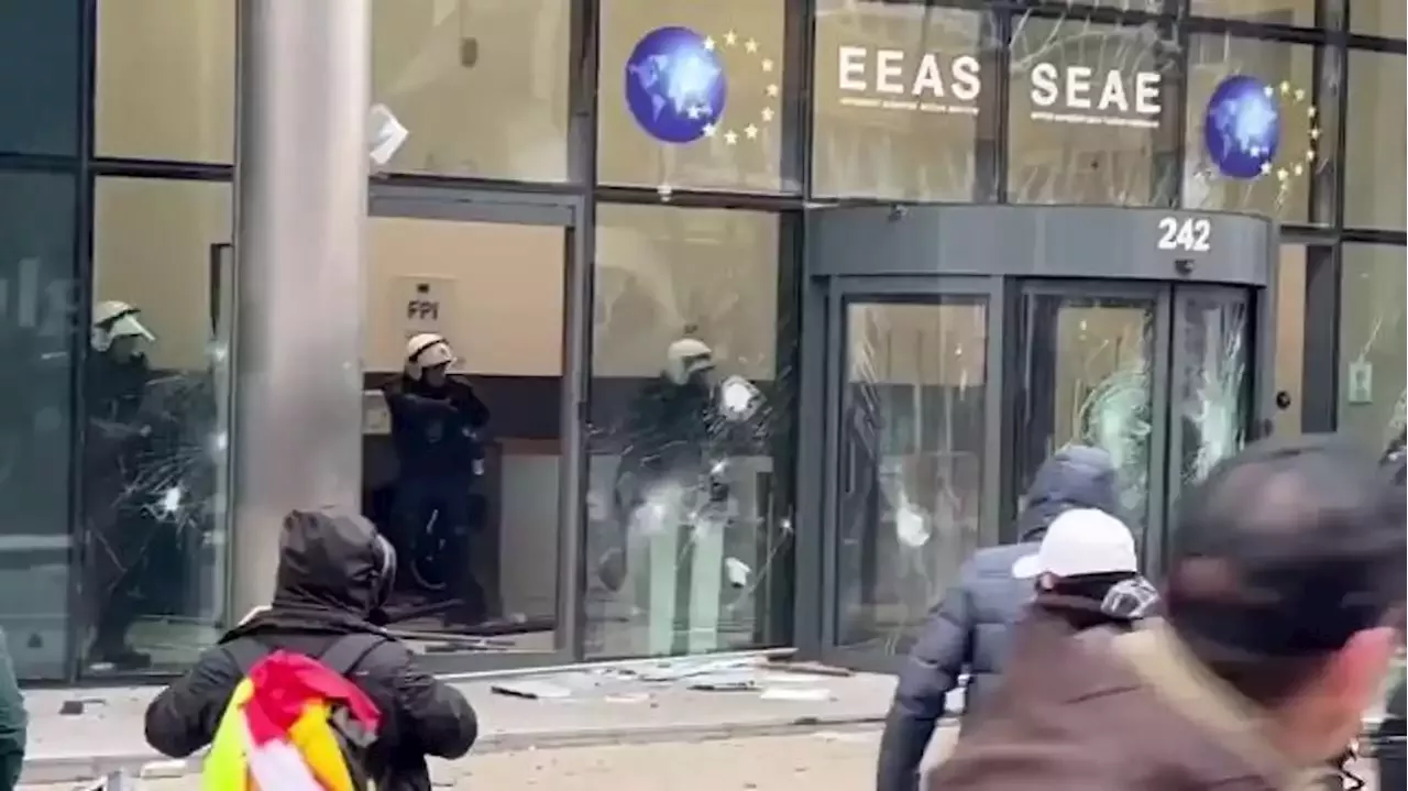 Bruxelles, violenti scontri alla manifestazione no Green pass