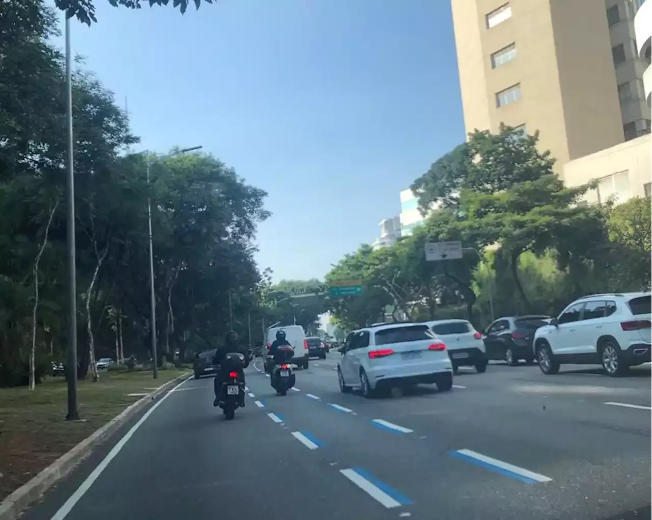 SP: Início da faixa azul da 23 de maio divide motociclistas