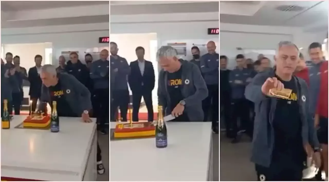 La Roma festeggia Mourinho: torta con la squadra, la prima fetta a Pellegrini