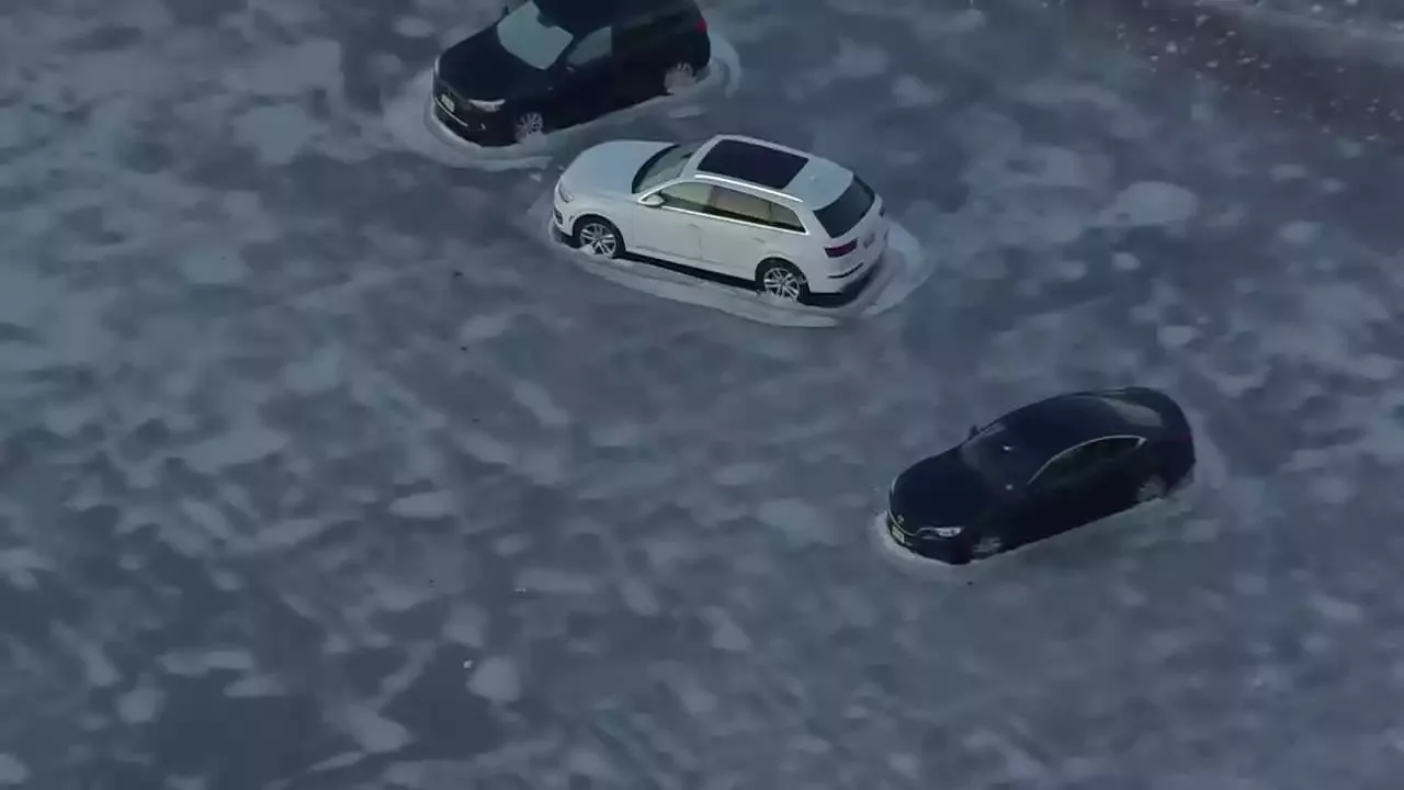 Cars stuck in ice in Edgewater, N.J. | Us - Nj