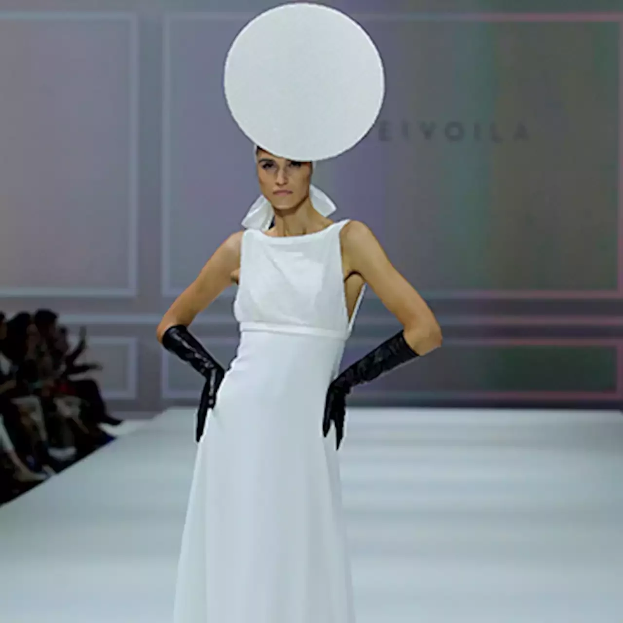 Sophie et Voilà revisita el legado de Cristóbal Balenciaga con vestidos de  novia arquitectónicos