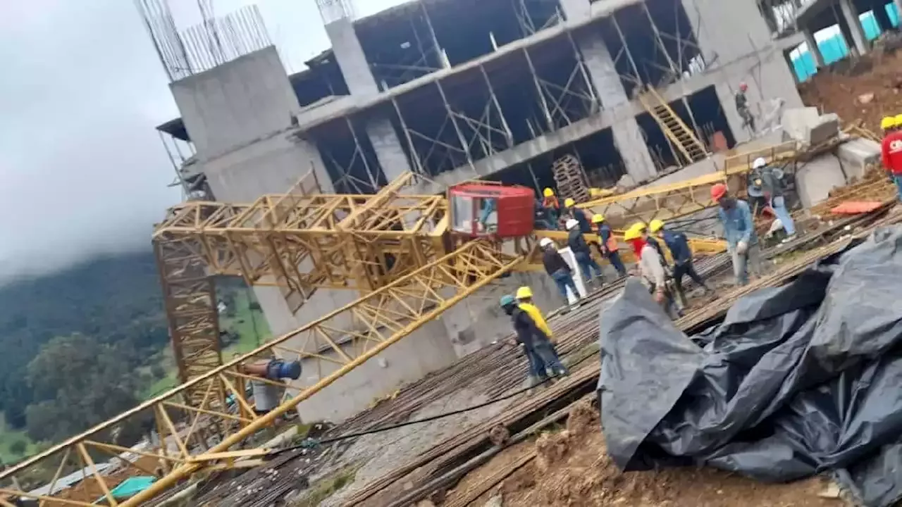 En video quedó registrada la caída de una grúa en construcción en La Calera