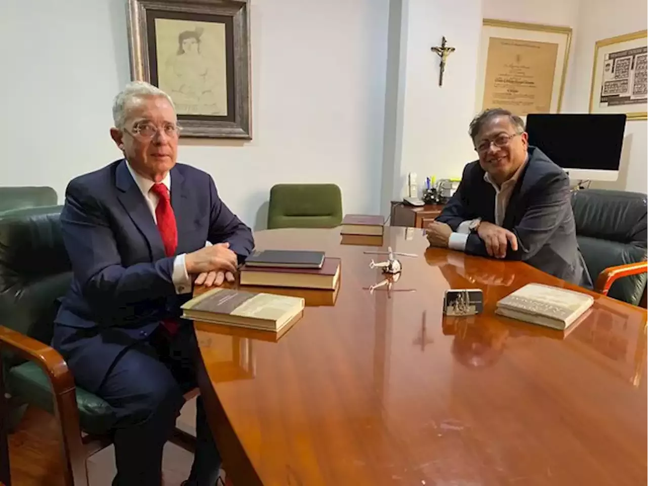 “Lo escuchamos y nos escuchó”: Álvaro Uribe sobre su reunión con Gustavo Petro