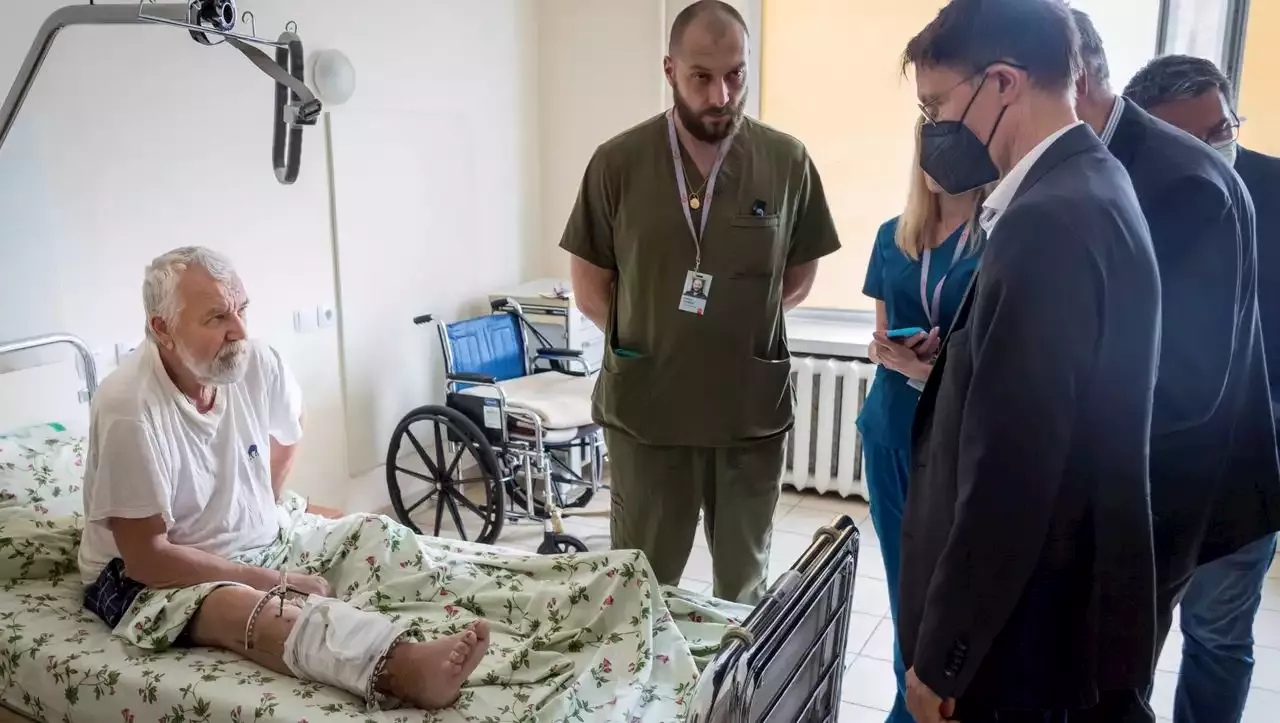(S+) Karl Lauterbach über seinen Besuch in ukrainischen Krankenhäusern: »Der Soldat dachte, ich würde ihn nach Deutschland mitnehmen«