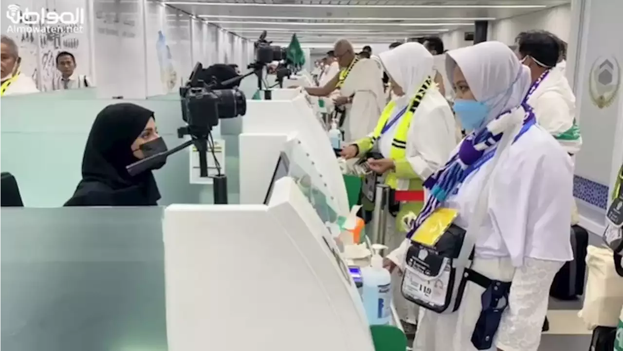 موظفات الجوازات يخدمن الحجاج في مطار جاكرتا ضمن مبادرة طريق مكة | صحيفة المواطن الإلكترونية