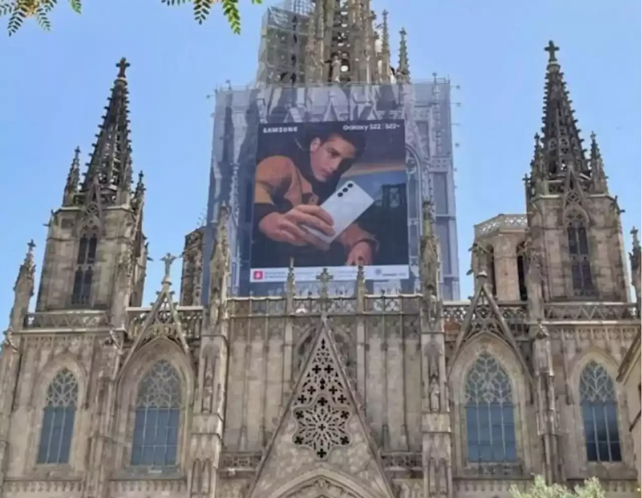 Amanece Catedral de Barcelona con publicidad exterior de Samsung