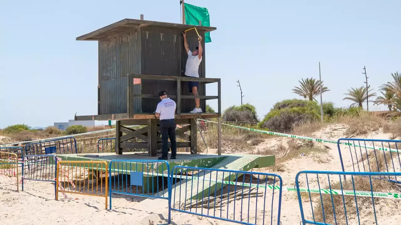 Un joven de 18 años muere después de caerle una torre de vigilancia en una playa de Murcia