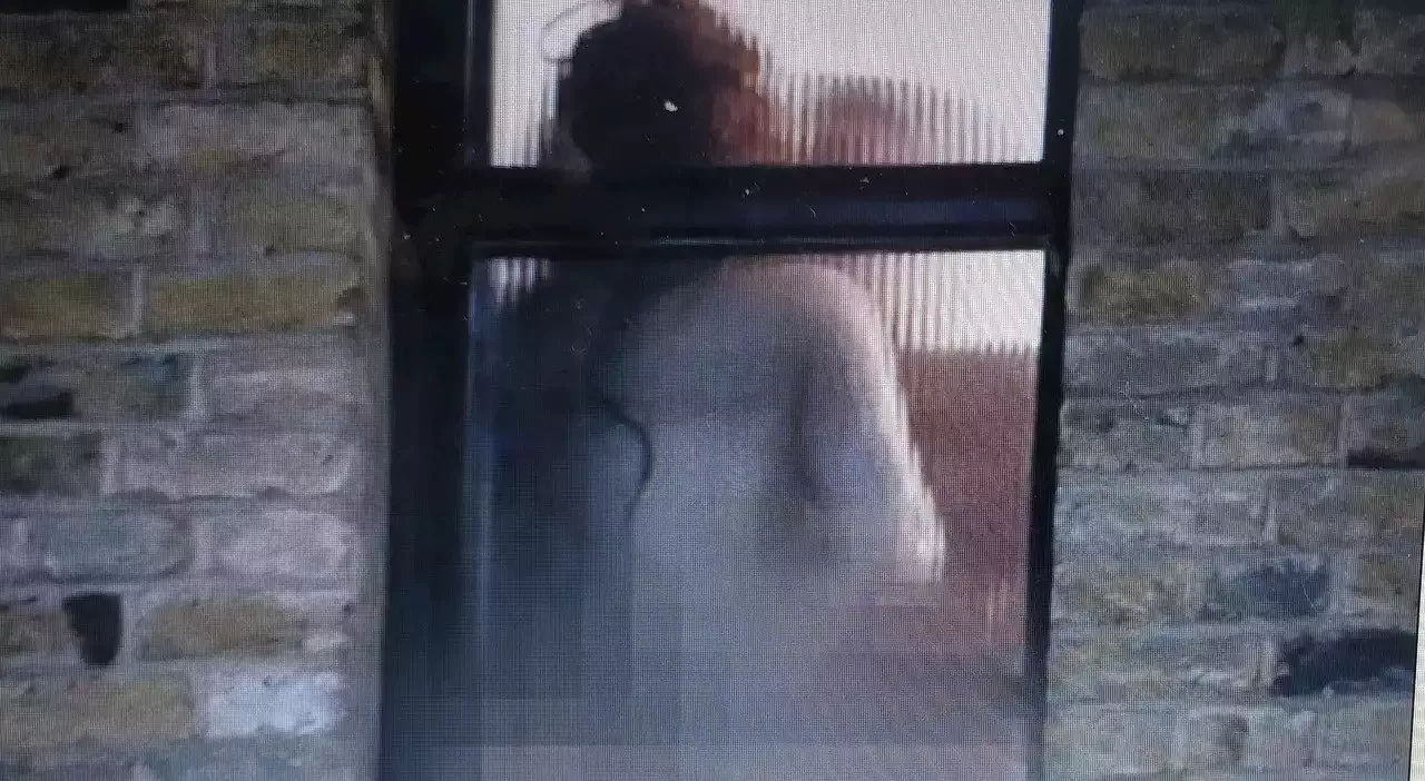 Sesso nudi alla finestra dellhotel dei vip il video con le scene hard è virale