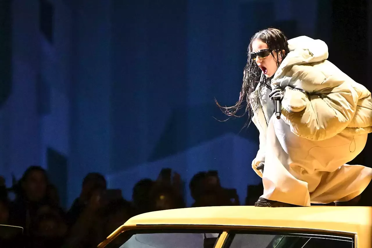 La sorprendente actuación de Rosalía en el desfile de Louis Vuitton en París