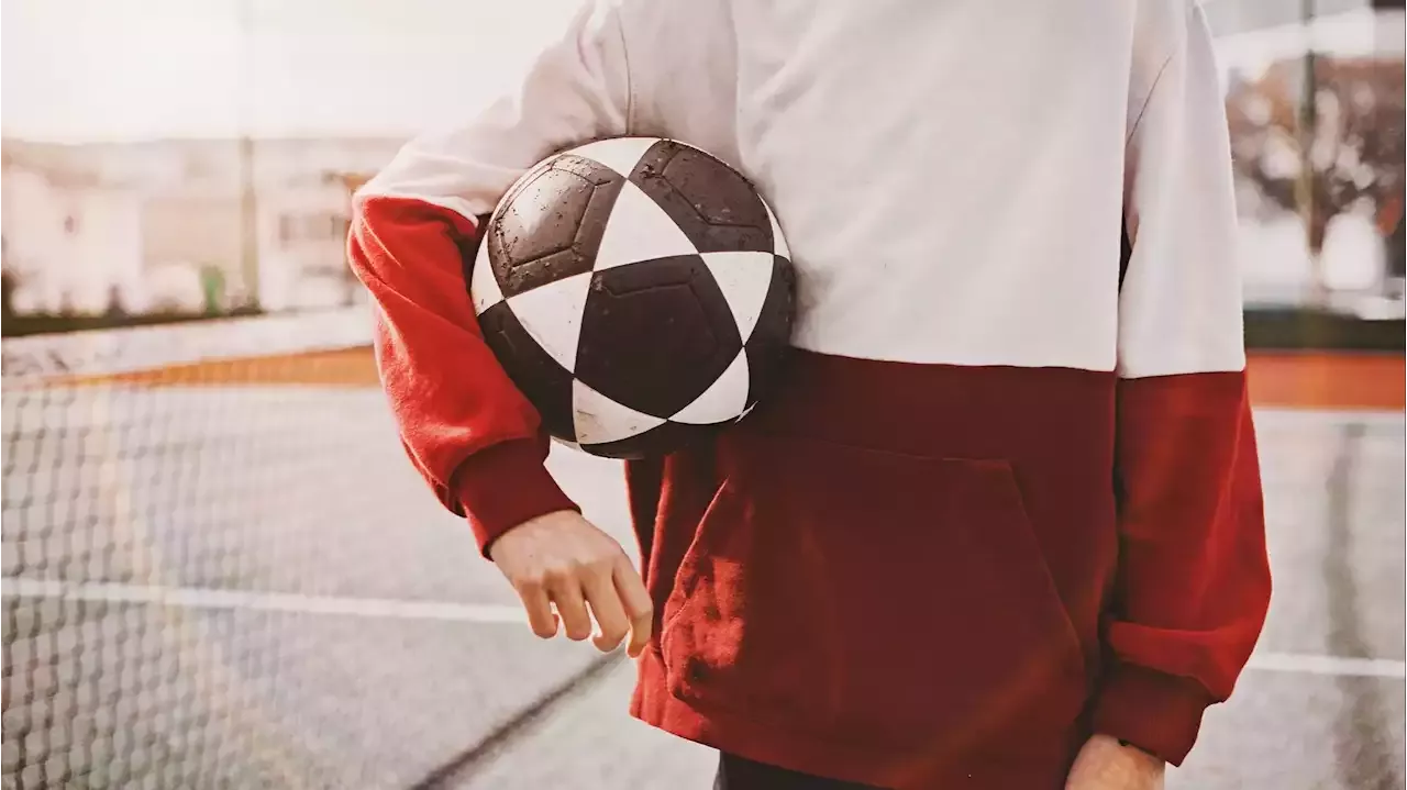 Un niño de 12 años muere tras recibir un balonazo mientras jugaba al fútbol  en Sestao,