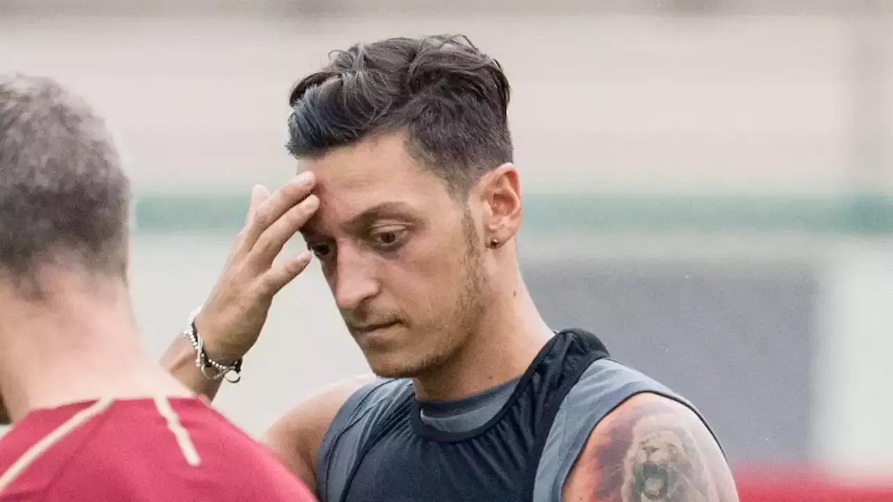 Sergio Ramoss emotional reaction to seeing that Özil retired from soccer   El Futbolero US News