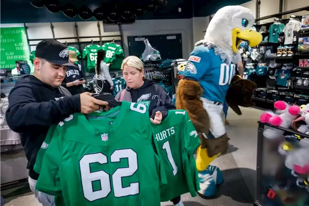 Eagles fans flock to Pro Shop for release of Kelly Green jerseys