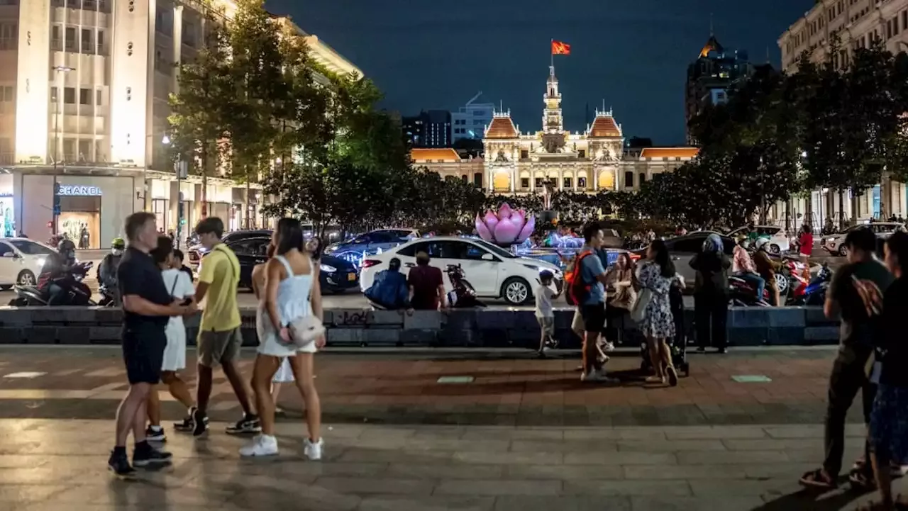 Bài 6 Chợ Bến Thành Saigon Square công khai bày bán các mặt hàng nhái  thương hiệu
