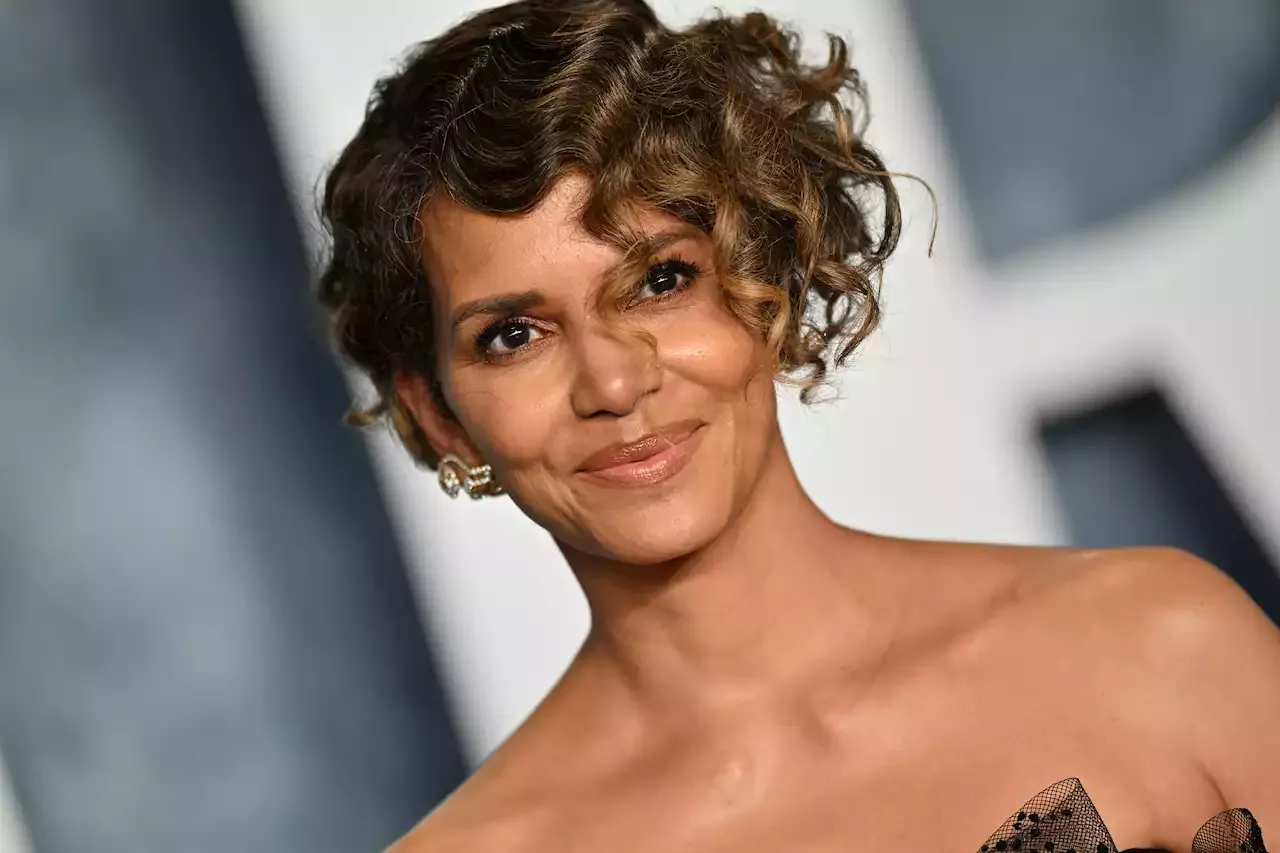 Halle Berry's 15-Year-Old Daughter Towers Over Her in Rare Photo