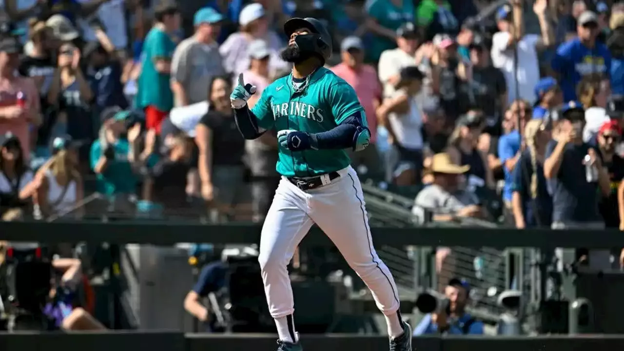 Teoscar Hernández homers twice to lead Mariners over Royals 15-2 - ABC News