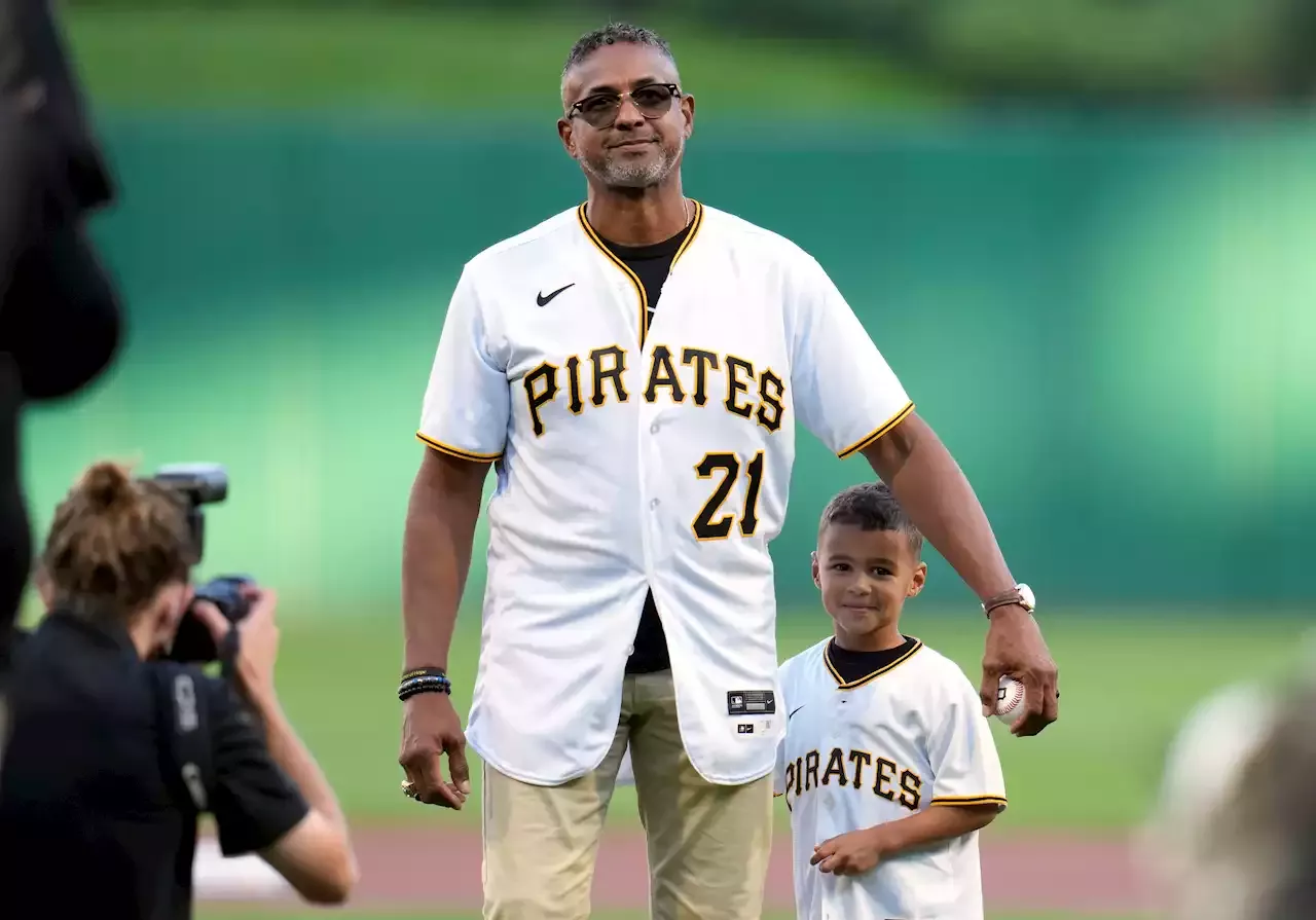 Hall of Fame baseball player Roberto Clemente honored in new Paley Center  for Media exhibit - CBS New York